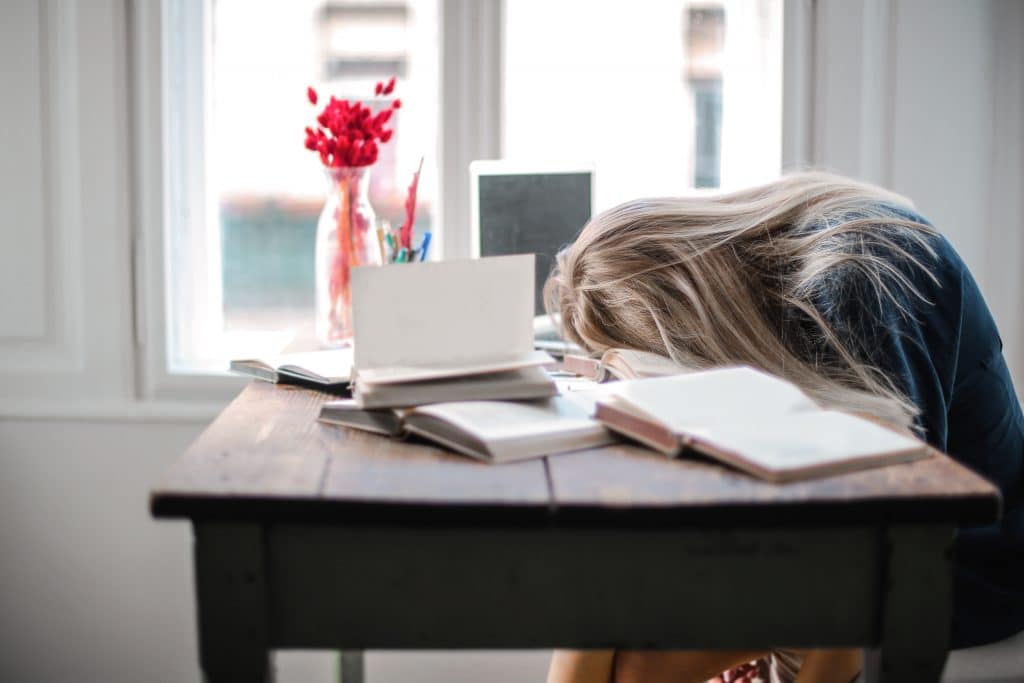 Spánok je dôležitý kvôli emočnému zdraviu a energii. Jeho nedostatok sa môže prejaviť napríklad pri práci.